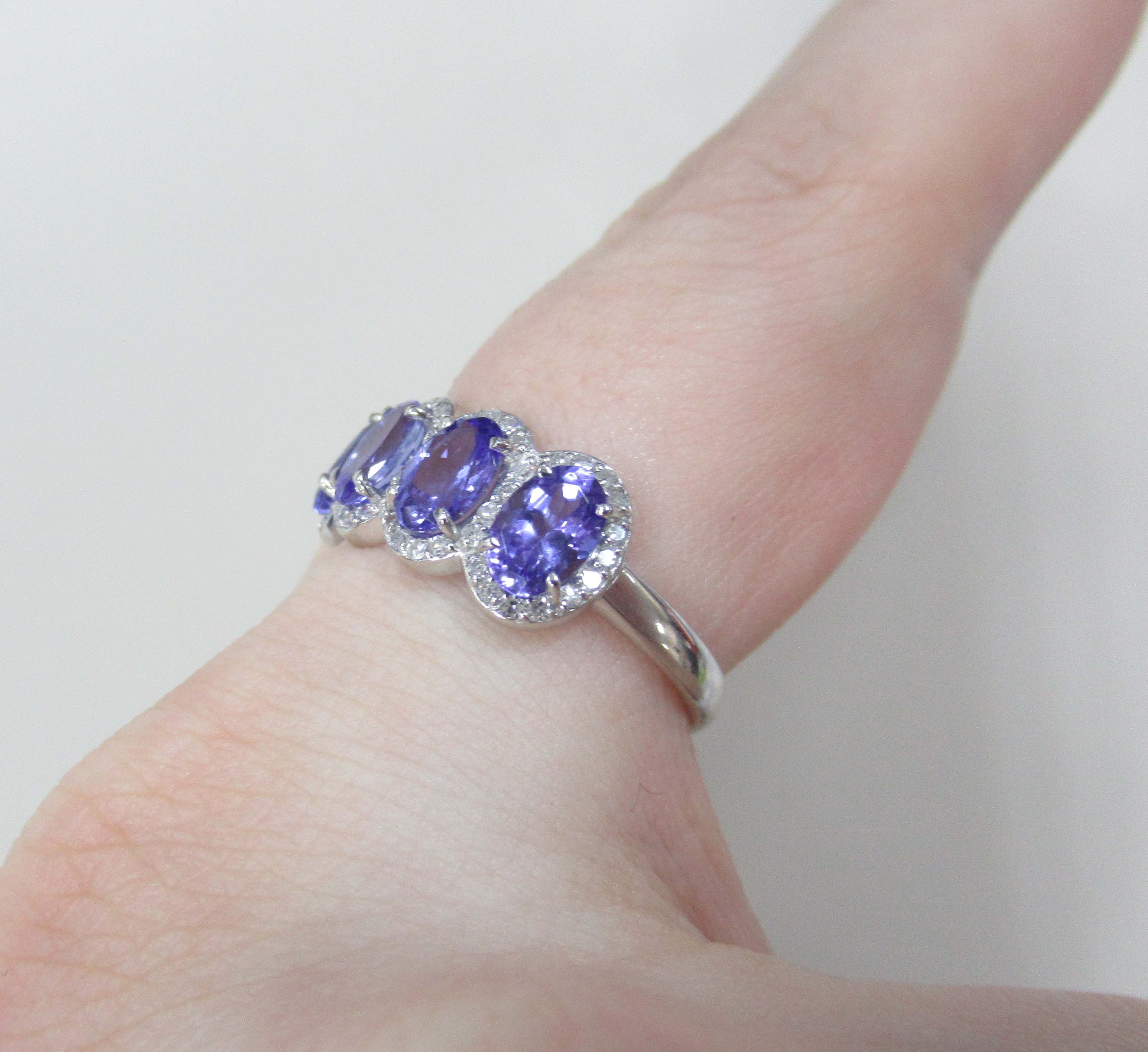 Кольцо из белого золота с танзанитами